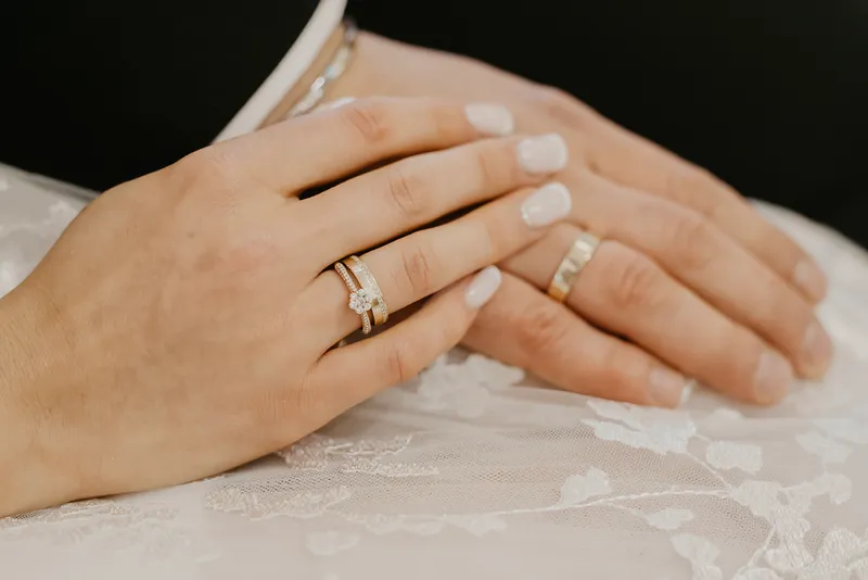 Obrączki na dłoniach pary młodej po ceremonii ślubnej Obrączki na dłoniach pary młodej po ceremonii ślubnej