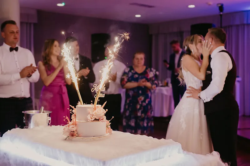 Goście podczas przyjęcia na sali weselnej Goście podczas przyjęcia na sali weselnej