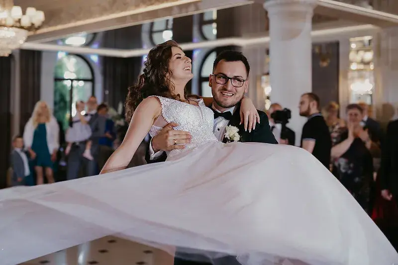 Para młoda na parkiecie sali weselnej podczas przyjęcia