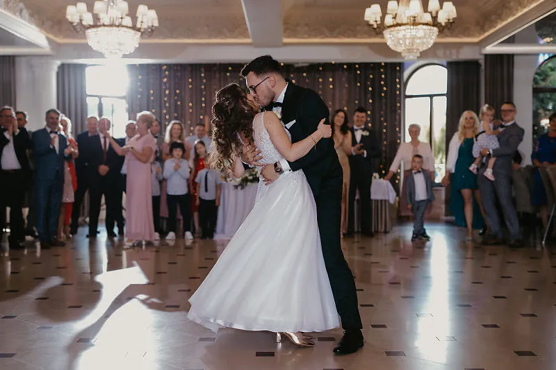 Para młoda i goście na sali weselnej podczas przyjęcia Para młoda i goście na sali weselnej podczas przyjęcia