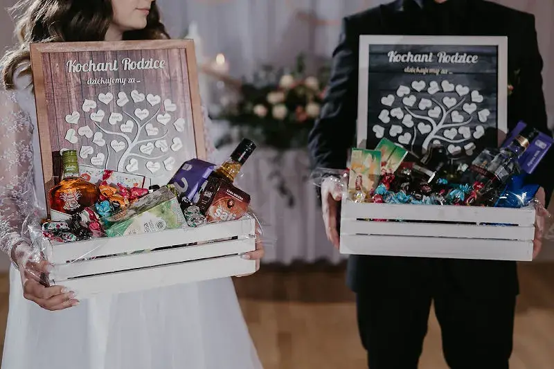 Nakrycie stołu weselnego i dekoracje sali