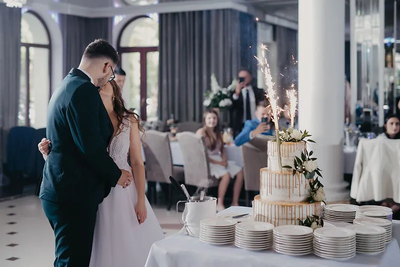 Tort weselny na sali weselnej podczas przyjęcia Tort weselny na sali weselnej podczas przyjęcia