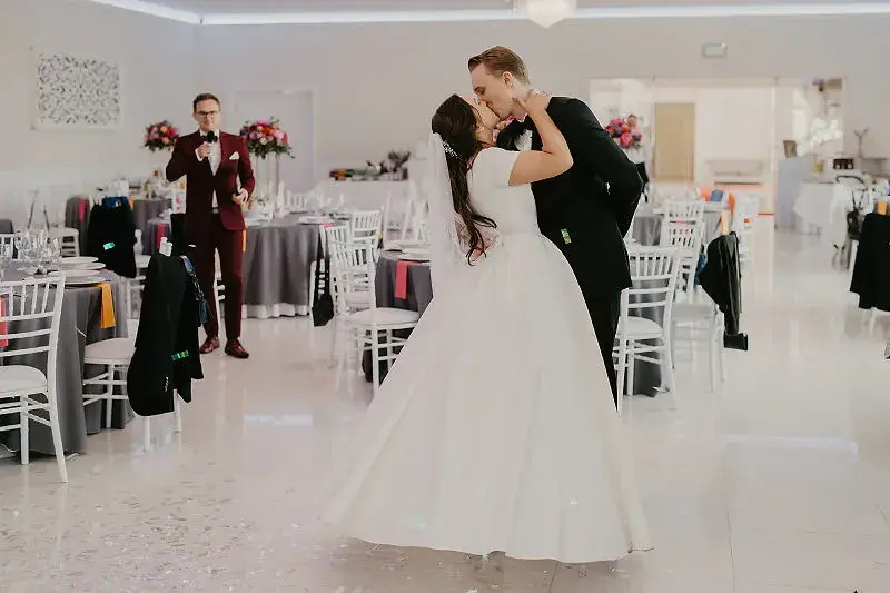 Para młoda na sali weselnej podczas przyjęcia