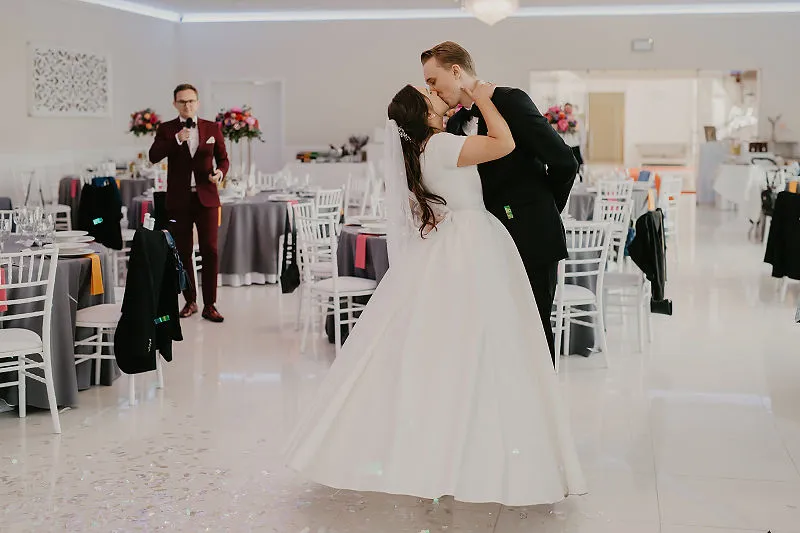 Para młoda na sali weselnej podczas przyjęcia Para młoda na sali weselnej podczas przyjęcia