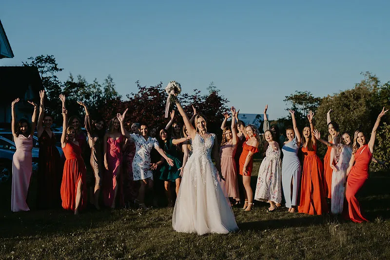 Przyjęcie weselne na sali podczas zabawy gości