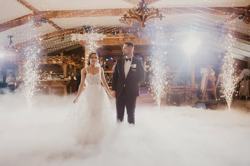 Sala weselna przygotowana na przyjęcie weselne