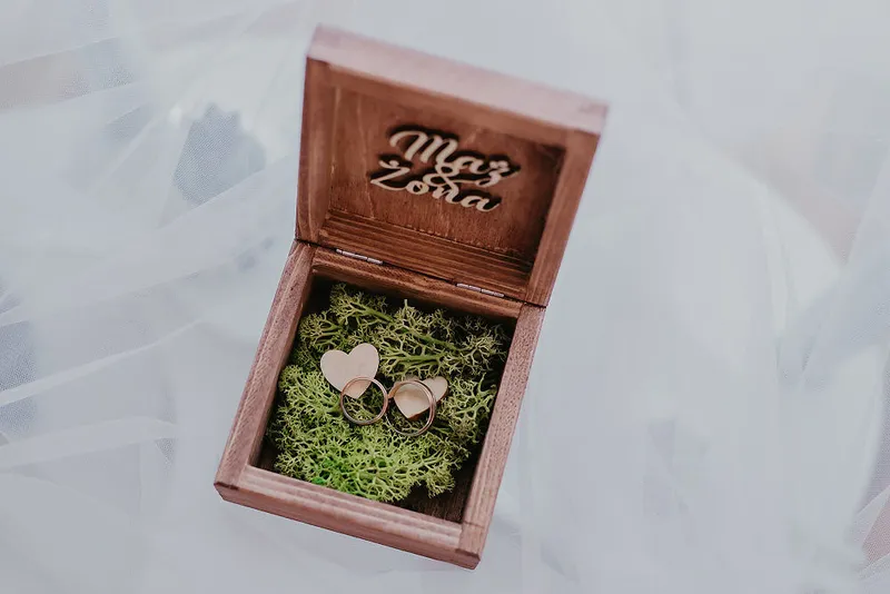 Obrączki w drewnianym pudełku przygotowane przed ceremonią ślubną