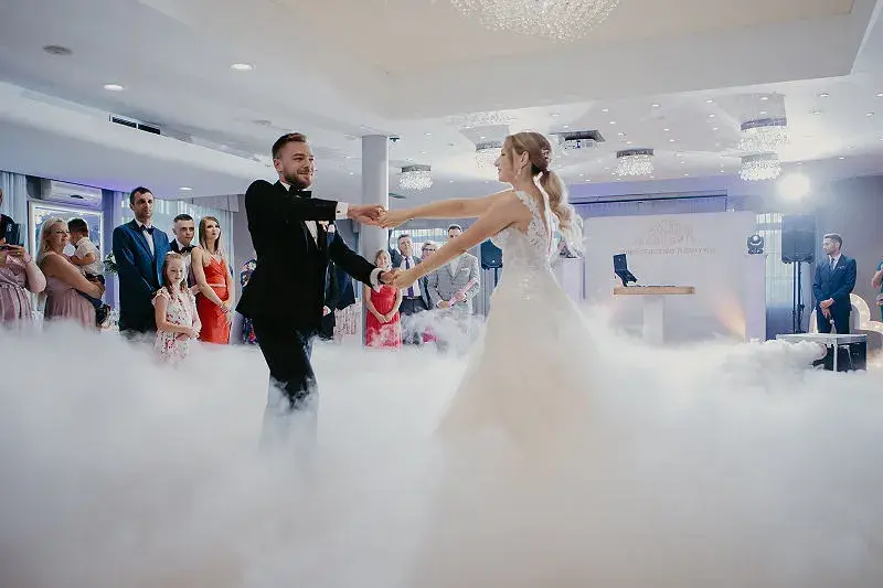 Para Młoda tańcząca pierwszy taniec na sali weselnej