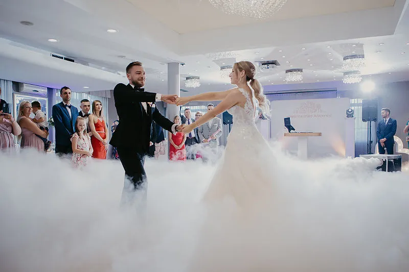 Para Młoda tańcząca pierwszy taniec na sali weselnej