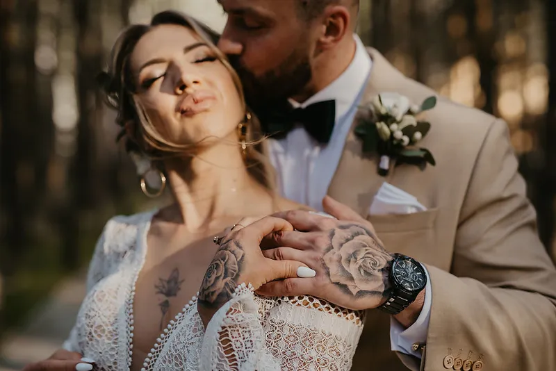 Para młoda w plenerze podczas sesji po ceremonii Para młoda w plenerze podczas sesji po ceremonii