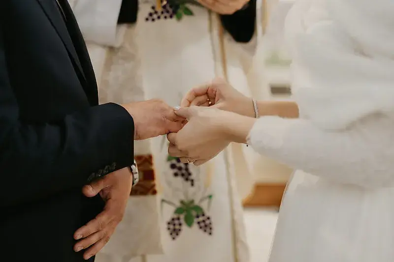 Zakładanie obrączki podczas ceremonii ślubnej