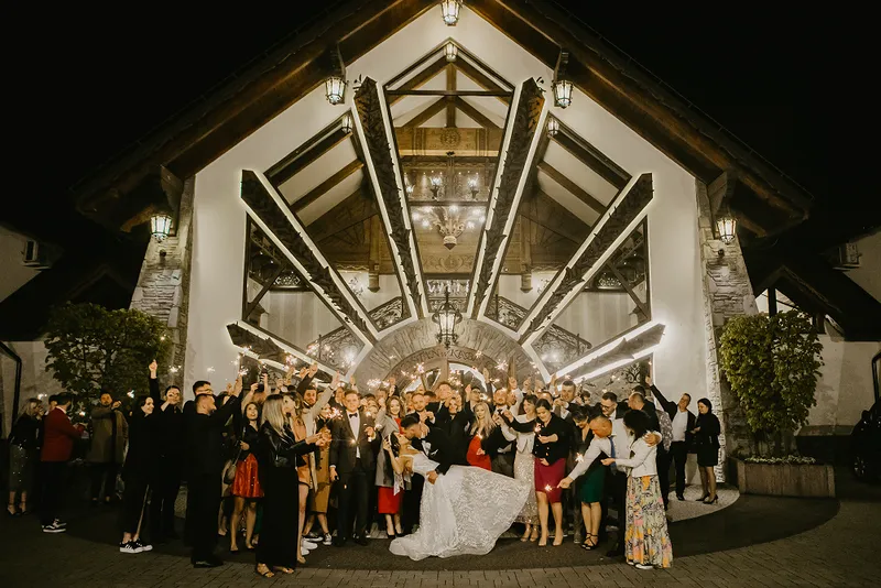 Dekoracje i detale stołu weselnego podczas przyjęcia Dekoracje i detale stołu weselnego podczas przyjęcia