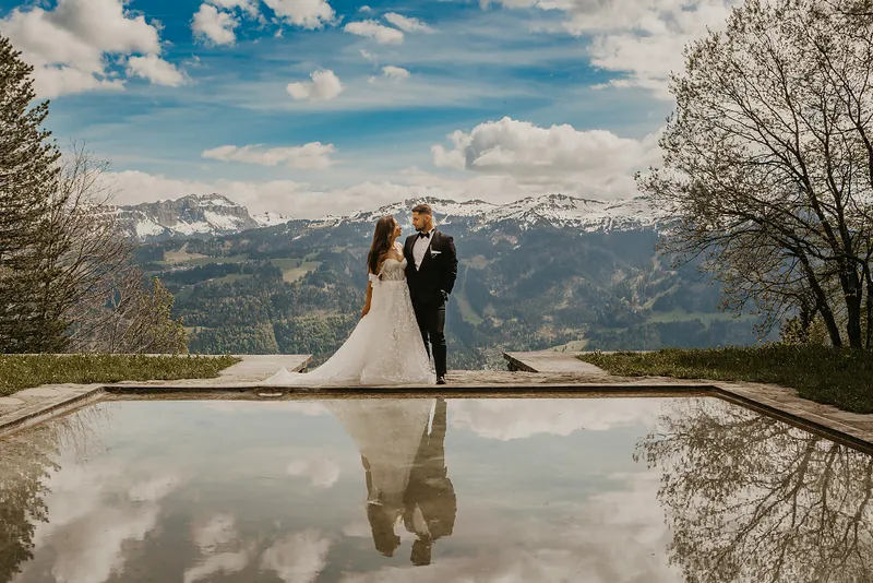 Para młoda przy lustrze wody w górskim plenerze