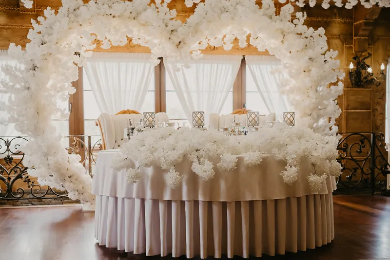 Sala weselna i układ stołów na przyjęcie weselne Sala weselna i układ stołów na przyjęcie weselne