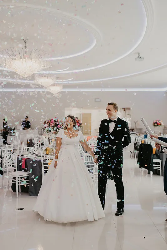 Młoda para ustalająca priorytety i kogo naprawdę chce zaprosić na wesele Młoda para ustalająca priorytety i kogo naprawdę chce zaprosić na wesele