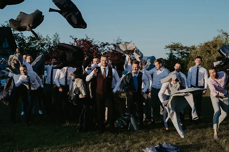 Goście weselni i relacje między rodziną oraz znajomymi przy planowaniu listy rezerwowej i RSVP Goście weselni i relacje między rodziną oraz znajomymi przy planowaniu listy rezerwowej i RSVP