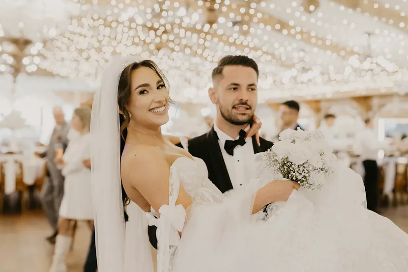 Para na weselu podczas przyjęcia Para na weselu podczas przyjęcia