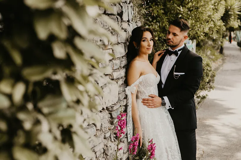 Goście przy stole weselnym podczas wspólnej rozmowy Goście przy stole weselnym podczas wspólnej rozmowy