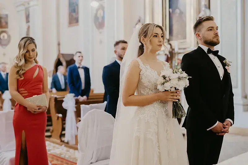 Para młoda i goście na sali weselnej podczas przyjęcia