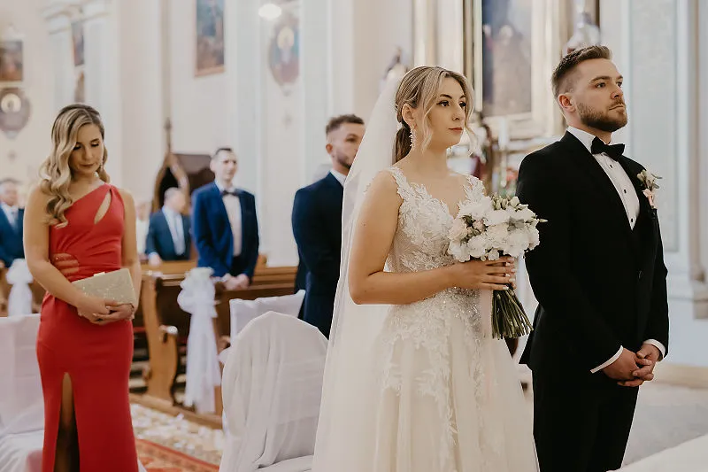 Para młoda i goście na sali weselnej podczas przyjęcia