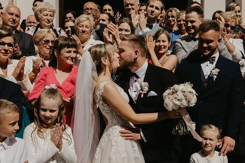 Rodzice i świadkowie przy stole weselnym blisko Pary Młodej