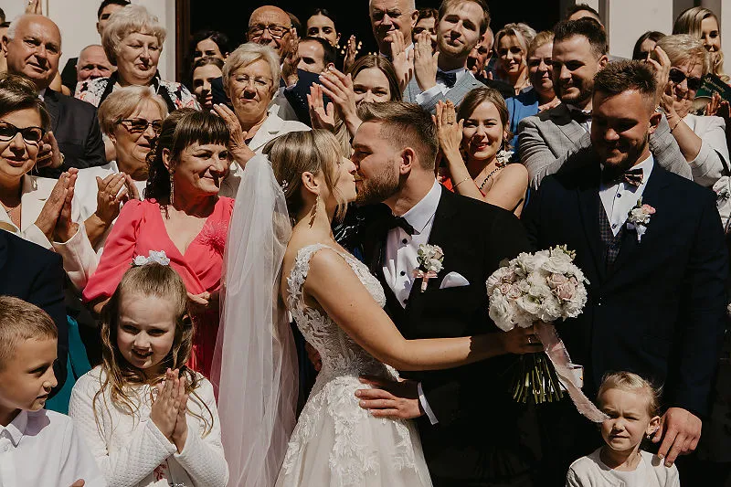 Rodzice i świadkowie przy stole weselnym blisko Pary Młodej Rodzice i świadkowie przy stole weselnym blisko Pary Młodej