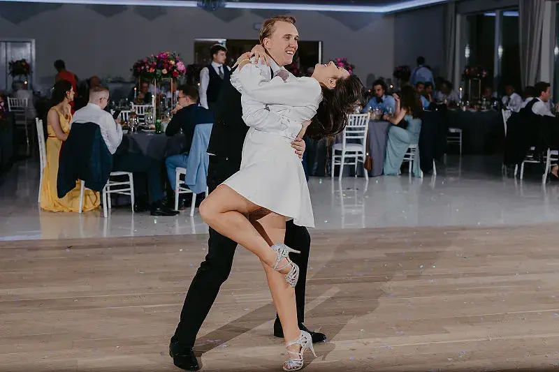 Single i goście weselni przy wspólnym stole