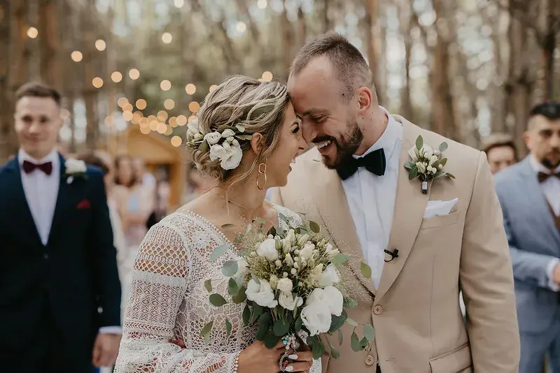 Widok Pary Młodej na sali weselnej z perspektywy stołów gości