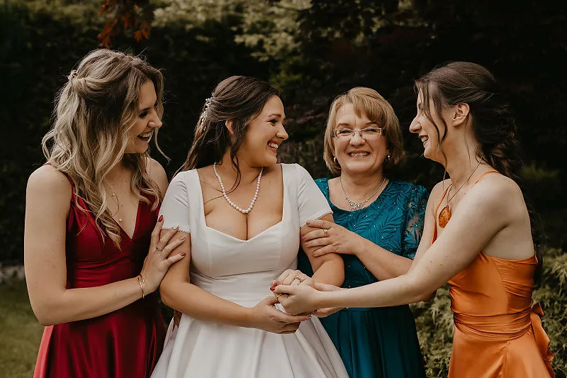 Panna młoda z mamą i druhnami podczas przygotowań do ślubu Panna młoda z mamą i druhnami podczas przygotowań do ślubu