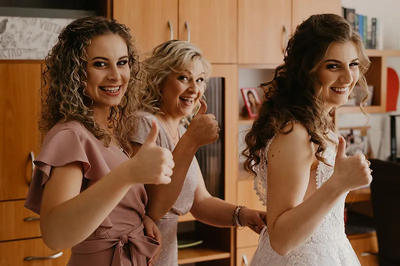 Panna młoda z mamą i świadkową podczas przygotowań do ślubu Panna młoda z mamą i świadkową podczas przygotowań do ślubu