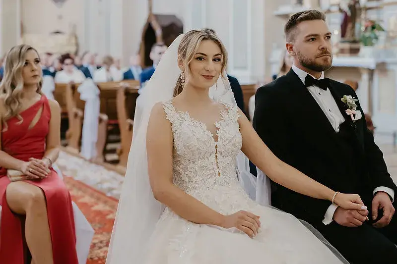 Para Młoda podczas ceremonii ślubnej w kościele