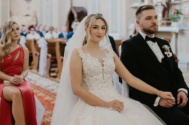 Para Młoda podczas ceremonii ślubnej w kościele Para Młoda podczas ceremonii ślubnej w kościele