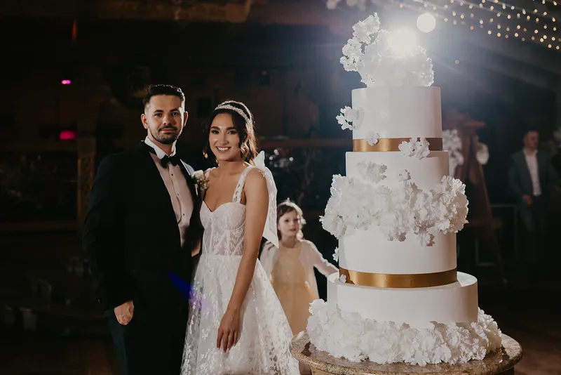 Para Młoda przy weselnym torcie na sali Para Młoda przy weselnym torcie na sali