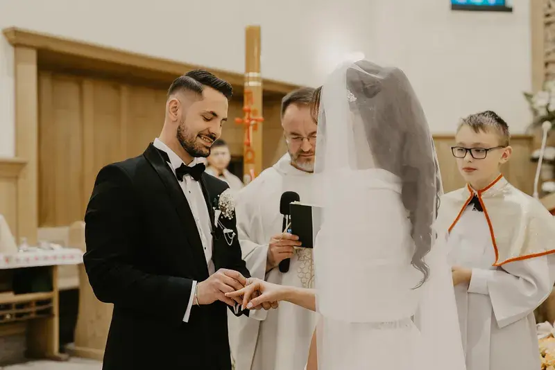 Zakładanie obrączki podczas ceremonii ślubnej