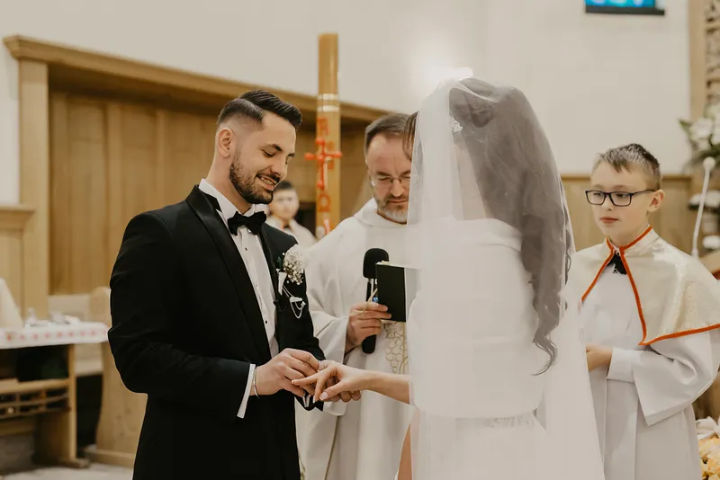 Zakładanie obrączki podczas ceremonii ślubnej