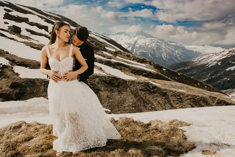 Para młoda na tle gór podczas sesji ślubnej Para młoda na tle gór podczas sesji ślubnej