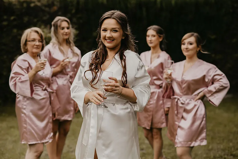 Panna młoda i druhny podczas wspólnego toastu w przygotowaniach do ślubu