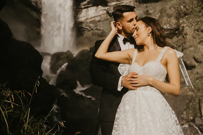 Para młoda przytulona na tle gór podczas sesji ślubnej