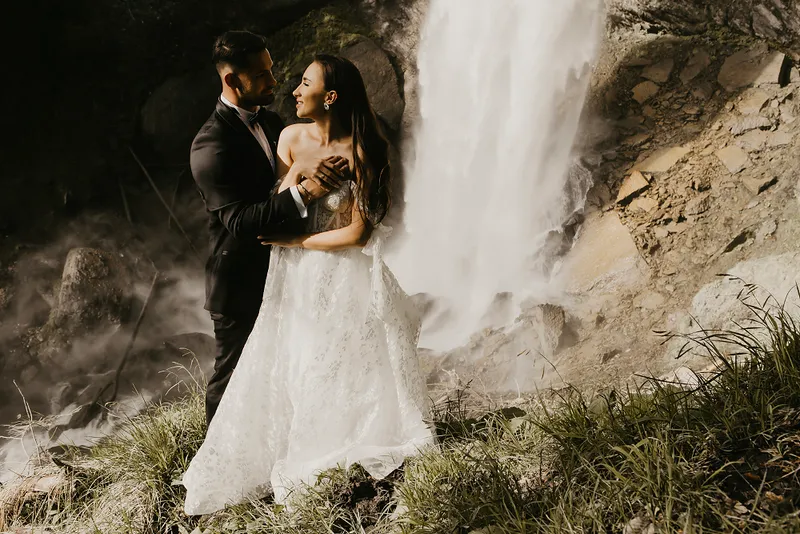Para młoda przy wodospadzie podczas plenerowej sesji ślubnej