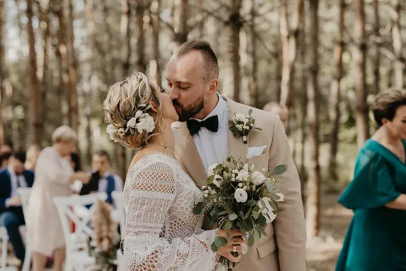 Para młoda po ceremonii ślubnej i wybór terminu przy rezerwacji usługodawców weselnych Para młoda po ceremonii ślubnej i wybór terminu przy rezerwacji usługodawców weselnych