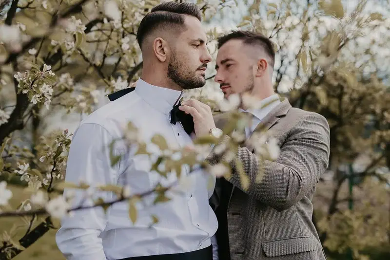 Pan młody podczas przygotowań przed ustaleniami z fotografem i filmowcem ślubnym Pan młody podczas przygotowań przed ustaleniami z fotografem i filmowcem ślubnym