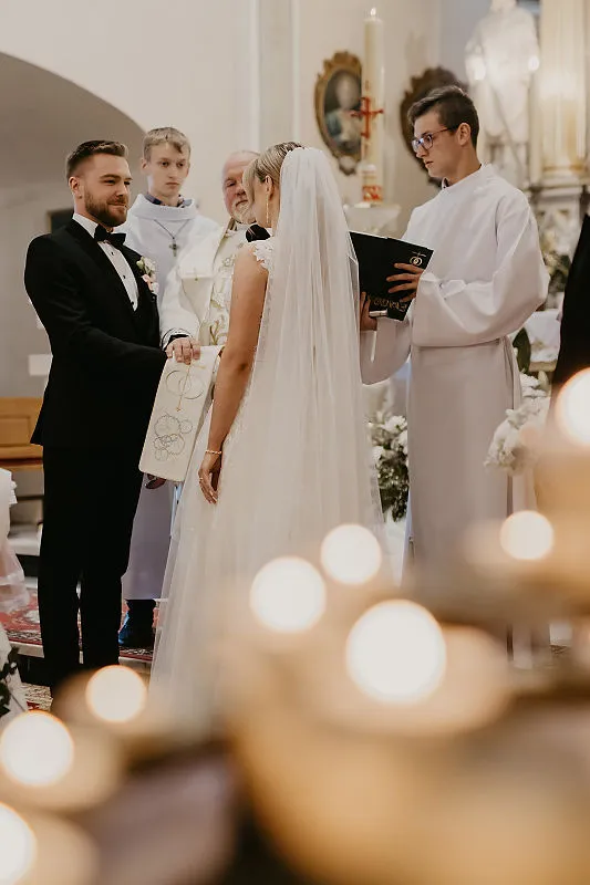 Ceremonia ślubna w obecności gości