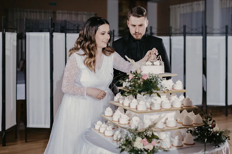 Goście weselni podczas zabawy na parkiecie Goście weselni podczas zabawy na parkiecie