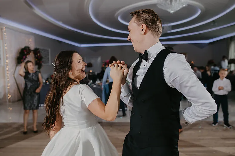 Para i goście podczas przyjęcia weselnego Para i goście podczas przyjęcia weselnego