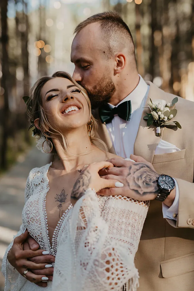 Goście bawią się razem na parkiecie podczas wesela