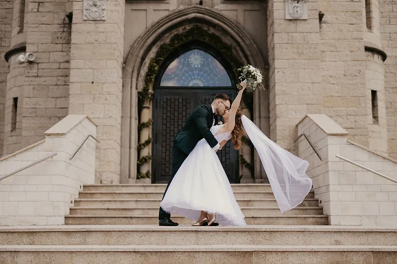 Para młoda podczas ceremonii ślubnej w kościele