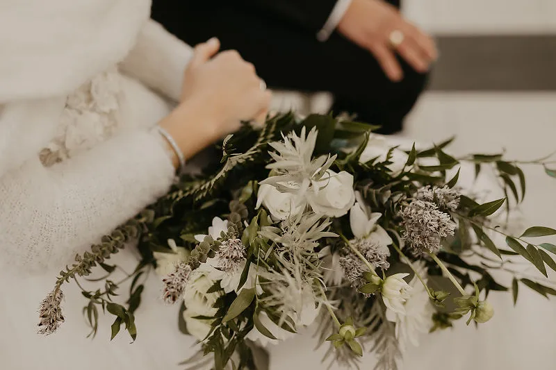 Para młoda po ceremonii w otoczeniu gości weselnych