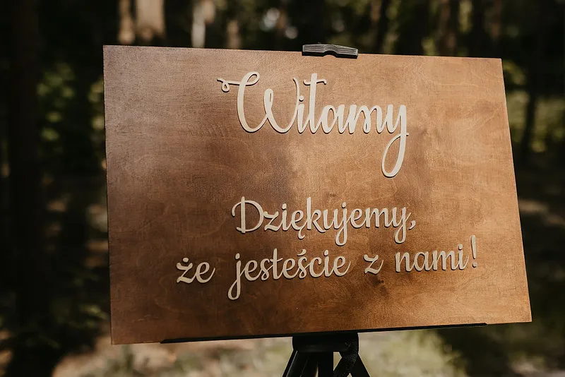 Para młoda stoi przed ołtarzem podczas ceremonii ślubnej