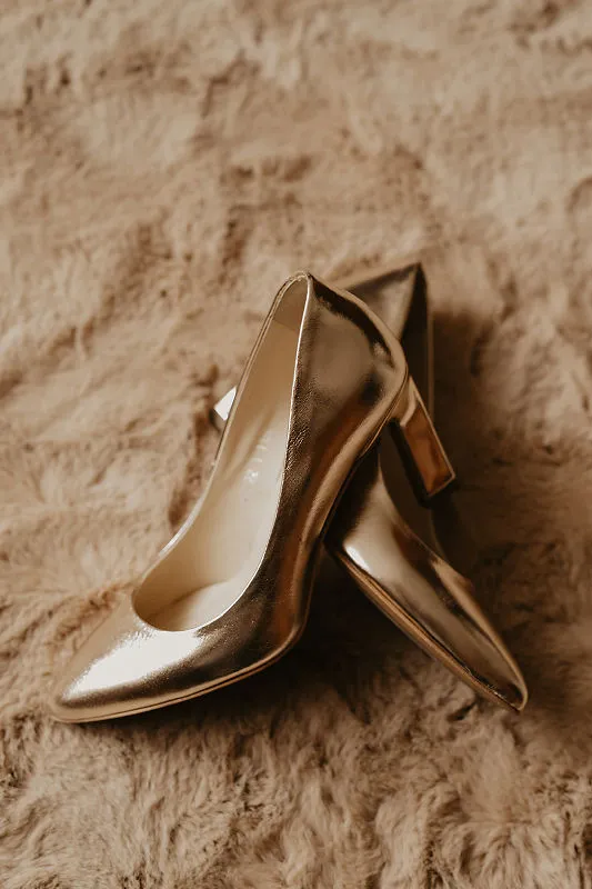 Pan młody podczas przygotowań przed ceremonią ślubną