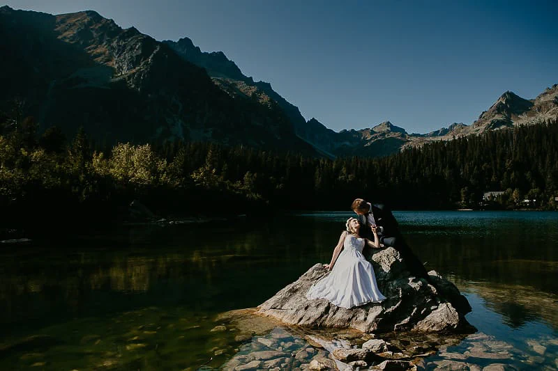 Para Młoda podczas plenerowej sesji nad górskim jeziorem Para Młoda podczas plenerowej sesji nad górskim jeziorem